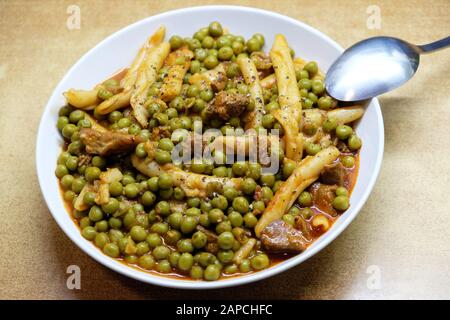 Goulash pot avec pois et nouilles Banque D'Images