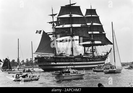 Sail 80 Amsterdam: Description: Arrivée de l'Amerigo Vespucci sur le canal de la mer du Nord Date: 6 août 1980 lieu: Amsterdam, Noord-Holland mots clés: Bateaux, voiliers Banque D'Images