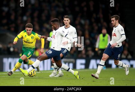 Norwich City's Max Aarons (à gauche) et la bataille de Ryan Sessegnon de Tottenham Hotspur pour le bal lors du match de la Premier League au stade Tottenham Hotspur, à Londres. Banque D'Images