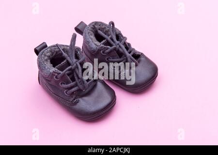 Chaussures sur fond rose vif dans la chambre des enfants Banque D'Images