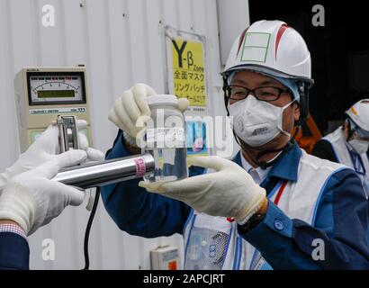 22 Janvier 2020, Okuma, Fukushima, Japon : Les travailleurs de Tokyo Electric Power Company (TEPCO) Fukushima Daiichi Nuclear Power Plant démontrent qu'ils mesurent le rayonnement de l'eau traitée dans LES ALPES (équipement de récupération multi-nucléide) II devant le bâtiment DES ALPES II de la centrale nucléaire dévastée par le tsunami dans la ville d'Okuma, préfecture de Fukushima, 22 janvier 2020. Les réservoirs de stockage, y compris l'eau traitée dans les ALPES, seront pleins vers l'été 2022, a dit TEPCO. Le gouvernement japonais devra bientôt décider comment gérer l'eau traitée, y compris le tritium. (Image De Crédit: © Kimimasa May Banque D'Images