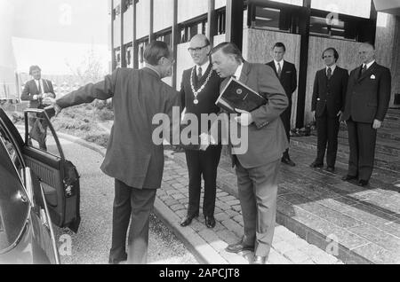 Ouverture par le prince Bernhard du bureau de Hagemeyer NV à Naarden Description: Arrivée du prince Bernhard, au milieu de la chaîne de bureaux maire Kastein Date: 17 juin 1975 lieu: Naarden, Noord-Holland mots clés: Maires, bâtiments, ouvertures, princes Nom personnel: Bernhard, prince, Kastein, Hendrik Jan Banque D'Images