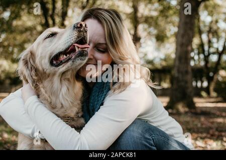 Femme avec chien. Banque D'Images