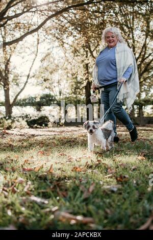 Femme avec chien. Banque D'Images