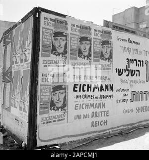 Israël 1964-1965: Tel Aviv, Karl Adolf Eichmann Description: Notes sur la condamnation de Karl Adolf Eichmann Annotation: Karl Adolf Eichmann (1906-1962) était un fonctionnaire allemand des SS au troisième Reich et L'Un des principaux responsables du meurtre de masse des Juifs Date: 1964 lieu: Israël, tel Aviv mots clés: Affiches, religion juive, sculptures de rue Nom personnel: Eichmann, Adolf Banque D'Images