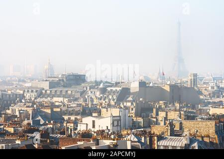 Vue sur la partie centrale de Paris (France) à smog avec la Tour Eiffel en arrière-plan Banque D'Images