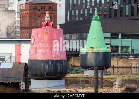 Bouées de marqueur rouge et vert exposées sur les quais de Graving par Canning Dock, Liverpool Banque D'Images