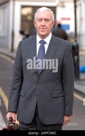 L'ancien commissaire de police métropolitain Sir Paul Condon quitte la Haute Cour à Londres après avoir témoigné à l'enquête sur la mort de la princesse Diana et Dodi Fayed en 2008. Banque D'Images