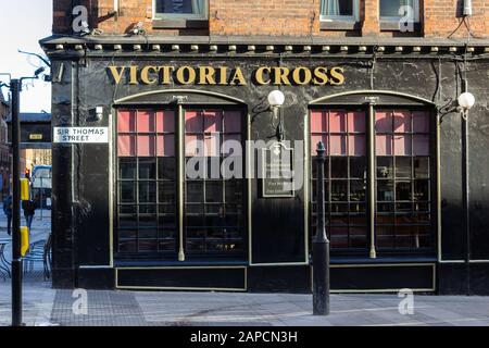 Pub et restaurant Victoria Cross sur la rue Sir Thomas, Liverpool Banque D'Images