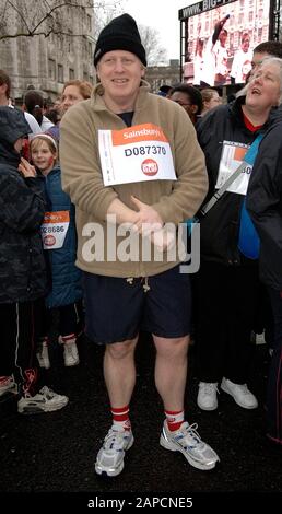 Boris Johnson à la course de 400 mètres de sport à Londres en 2008. Sport relief est un événement caritatif de Comic relief, en association avec BBC Sport, qui rassemble les mondes du sport et du divertissement pour collecter de l'argent pour aider les personnes vulnérables tant au Royaume-Uni que dans les pays les plus pauvres du monde. Banque D'Images