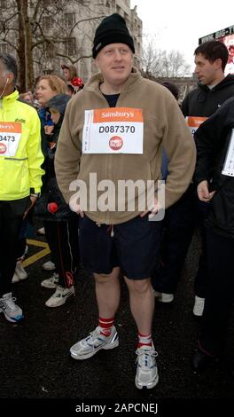 Boris Johnson à la course de 400 mètres de sport à Londres en 2008. Sport relief est un événement caritatif de Comic relief, en association avec BBC Sport, qui rassemble les mondes du sport et du divertissement pour collecter de l'argent pour aider les personnes vulnérables tant au Royaume-Uni que dans les pays les plus pauvres du monde. Banque D'Images