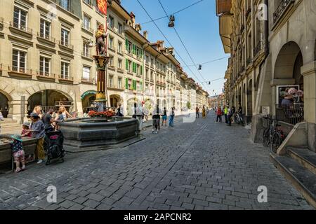 Berne, Suisse - 26 juillet 2019 : vue panoramique sur les places, les rues et les bâtiments de la partie historique de la capitale suisse. Banque D'Images