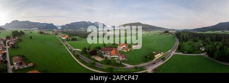 Panorama d'un matin brumeux dans le petit village Ed, Inzell, Bavière, Allemagne Banque D'Images