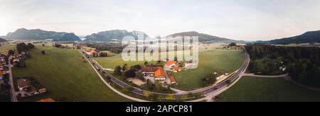 Panorama d'un matin brumeux dans le petit village Ed, Inzell, Bavière, Allemagne Banque D'Images