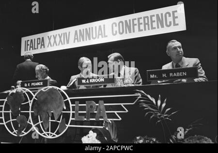 Conférence de la FILPA (Fédération internationale des associations de pilotes aériens) au RAI Description: Derrière la table de conférence de Dr. Kotaite, Capitaine Pearce, W.J. Kroon et M. H. Raben (Directeur du service d'aviation de Rijks RLD, Dutch CAA) Date: 15 mars 1979 lieu: Amsterdam, Noord-Holland mots clés: Conférences, aviation Nom personnel: Kotaite, Assad, Kroon, W.j., Pearce, Derry, Raben, H. Banque D'Images
