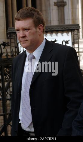 Ancien garde du corps personnel Trevor Rees-Jones arrivant à fournir des preuves à l'enquête sur la mort de la princesse Diana et Dodi Sayed à la Haute cour de Londres en janvier 2008. Banque D'Images