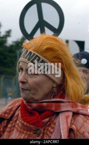 La créatrice de mode Vivienne Westwood se joint à des manifestants représentant la campagne de désarmement nucléaire qui a été lancée à l'occasion du Centre de recherche sur les armes atomiques d'Aldermaston à Pâques en 2008. Le 50ème anniversaire de l'événement a été marqué par la manifestation "Bomb S'Arrête Ici", 50 ans après la première marche d'Aldermaston. Banque D'Images