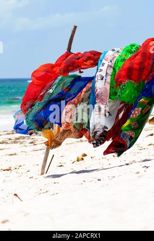 Textiles multicolores sur la plage Banque D'Images