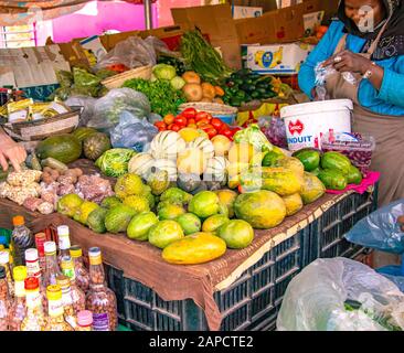 Mbour, Sénégal, AFRIQUE - 22 avril 2019 : une femme sénégalaise non identifiée qui vend des fruits dans son marché aux fruits de rue.les habitants vendent des fruits tropicaux Banque D'Images