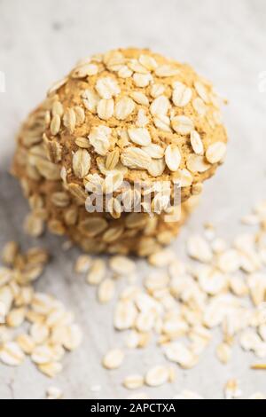 Biscuits aux flocons d'avoine aux céréales sur l'ancienne table de cuisine. Banque D'Images