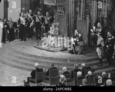 Statuts de confirmation du Royaume par la Reine Juliana à Ridderzaal à la Haye Date : 15 décembre 1954 lieu : la Haye mots clés : Maison royale, cérémonies, statuts Nom personnel : Bernhard, prince, Juliana (Reine Pays-Bas), Juliana, Reine Banque D'Images