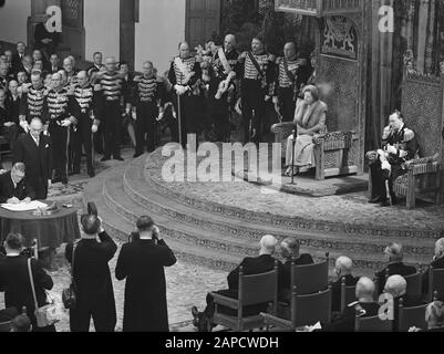 Statuts de confirmation du Royaume par la Reine Juliana à Ridderzaal à la Haye Date : 15 décembre 1954 lieu : la Haye mots clés : Maison royale, cérémonies, statuts Nom personnel : Bernhard, prince, Juliana (Reine Pays-Bas), Juliana, Reine Banque D'Images