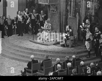 Statuts de confirmation du Royaume par la Reine Juliana à Ridderzaal à la Haye Date : 15 décembre 1954 lieu : la Haye mots clés : Maison royale, cérémonies, statuts Nom personnel : Bernhard, prince, Juliana (Reine Pays-Bas), Juliana, Reine Banque D'Images