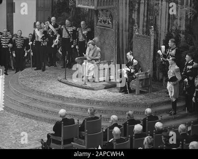 Statuts de confirmation du Royaume par la Reine Juliana à Ridderzaal à la Haye Date : 15 décembre 1954 lieu : la Haye mots clés : Maison royale, cérémonies, statuts Nom personnel : Bernhard, prince, Juliana (Reine Pays-Bas), Juliana, Reine Banque D'Images