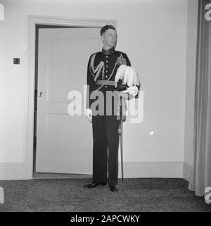 Abdication de la reine Wilhelmina/Inauguration de la reine Juliana Description: Adjutant de la reine Juliana en kit de taille: Capitaine de réserve J.C. Bührmann. M. Bührmann a été l'un des quatre porteurs du manteau du roi lors de la cérémonie d'inauguration, le lundi matin 6 septembre. Date: 6 septembre 1948 lieu: Amsterdam, Noord-Holland mots clés: Inaugurations, maison royale, officiers, portraits Nom personnel: Bührmann, J.C. Banque D'Images