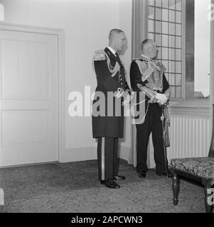 Abdication de la Reine Wilhelmina/Inauguration de la Reine Juliana Description: Additifs de la Reine Juliana en grand uniforme: Lieutenant-colonel gauche de la première classe C.W. .Th. Baron van Moetzelaar, lieutenant-colonel droit Jonkheer D.J.J.J.J.J.J.J.J.J.A. de Lawick of Pabst. Ils ont été deux des quatre porteurs du remorquage du manteau du roi lors de la cérémonie d'inauguration, le lundi matin 6 septembre. Date: 6 septembre 1948 lieu: Amsterdam, Noord-Holland mots clés: Inaugurations, Maison Royale, officiers Nom personnel: Boetzelaer, C. W. Th. Baron van, Lawick van Pabst, jhr. D. J.A. van Banque D'Images