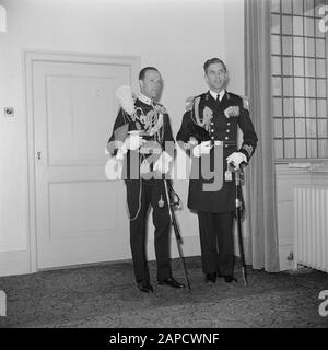 Abdication de la Reine Wilhelmina/Inauguration de la Reine Juliana Description: Addidants du Prince Bernhard en taille: Réserve de gauche Major C.C. Geertsema, Lieutenant-commandant de première classe F. Steinmetz Date: 6 septembre 1948 lieu: Amsterdam, Noord-Holland mots clés: Portraits de groupe, inaugurations, maison royale, officiers Nom personnel: Geertsema, C.C., Steinmetz, F. Banque D'Images