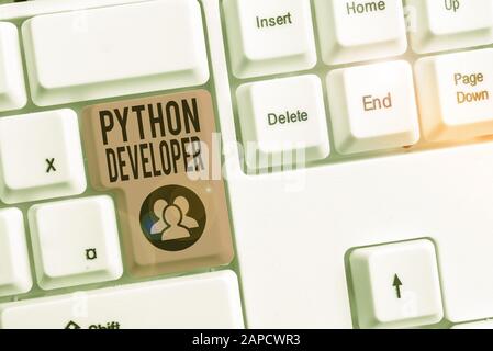 Note d'écriture montrant Python Developer. Concept métier responsable de l'écriture de la logique d'application Web côté serveur Banque D'Images