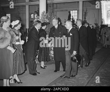 Visitez Swedish Royal Paar Amsterdam, premier jour, visitez Mme Orange aux Pays-Bas Date: 26 avril 1955 lieu: Amsterdam, Noord-Holland mots clés: Visites, couples royaux Nom de l'institution: MS Orange Banque D'Images