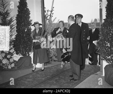 Visitez Swedish Royal Paar Amsterdam, premier jour, visitez Mme Orange aux Pays-Bas Date: 26 avril 1955 lieu: Amsterdam, Noord-Holland mots clés: Visites, couples royaux Nom de l'institution: MS Orange Banque D'Images