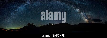 Photo panoramique de Milky Way sur le ciel nocturne dans la nature albanaise près de Fuche Stude, Albanie Banque D'Images