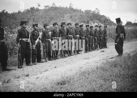 Contact entre KNIL et TNI dans Btusangkarse Description: Département de l'annotation TNI: Btusangkar = fort van der Capellen. La deuxième gauche militaire porte un stengun (exploité?) Date : octobre 1949 lieu : Indonésie, Antilles orientales néerlandaises, Sumatra Banque D'Images