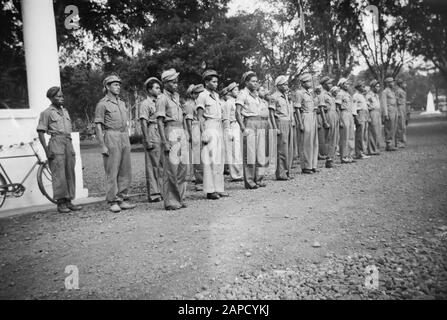 Contact entre KNIL et TNI à Btusangkarse Description: Département d'Infantry II KNIL Annotation: Btusangkar = fort van der Capellen Date: Octobre 1949 lieu: Indonésie, Hollandais East Indies, Sumatra Banque D'Images