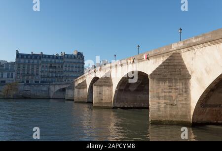 Pont Royal, le troisième pont le plus ancien de Paris, traversant la Seine, le monument romantique et l'attraction touristique. Banque D'Images