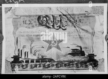 Propagande communiste Description: Affiche à l'occasion du 28ème anniversaire de l'URSS Date : Septembre 1947 Lieu : Indonésie, Antilles Néerlandaises De L'Est Banque D'Images