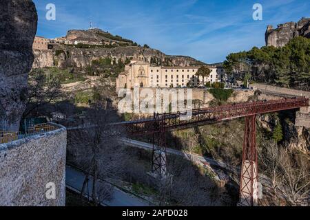 Pont piéton sur les faucilles de la rivière Huecar dans la ville médiévale de cuenca.europe espagne castille la manche Banque D'Images