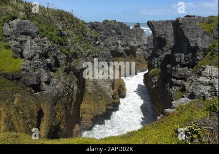 Superbes formations rocheuses en forme de pancake à Dolomite point près de Punakaiki, sur l'île du Sud de la Nouvelle-Zélande. Banque D'Images