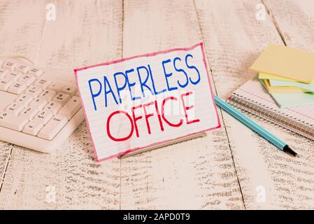 Note d'écriture montrant le bureau sans papier. Concept commercial pour l'environnement de travail dans lequel l'utilisation de papier est éliminée Notepaper sur fil entre comp Banque D'Images
