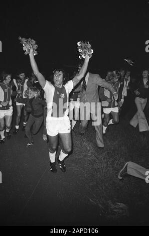 Adieu Sjaak Swart dans le match de prestations Ajax contre Tottenham-Hotspur, Swart court avec des fleurs Date: 8 août 1973 lieu: Amsterdam mots clés: Sport, football, footballeurs Nom personnel: Swart, Sjaak Nom de l'institution: Tottenham Hotspur Banque D'Images