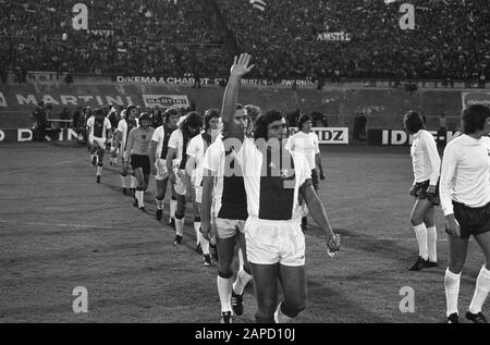 Adieu Sjaak Swart dans le match de prestations Ajax contre Tottenham-Hotspur, Swart rejoint l'équipe d'Ajax dans le Stade olympique Date: 8 août 1973 lieu: Amsterdam, Noord-Holland mots clés: Sport, football, footballeurs Nom personnel: Swart, Sjaak Nom de l'institution: Tottenham Hotspur Banque D'Images