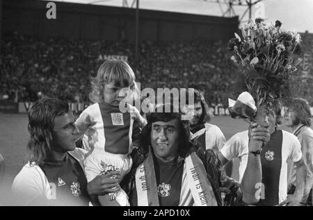 Adieu Swart dans l'avantage match Ajax contre Tottenham-Hotspur, Sjaak Swart avec fille et fleurs. Liens Johan Neeskens Date: 8 Août 1973 Lieu: Amsterdam Mots Clés: Sport, Football, Footballeurs Nom Personnel: Neeskens, Johan, Swart, Sjaak Nom De L'Institution: Tottenham Hotspur Banque D'Images