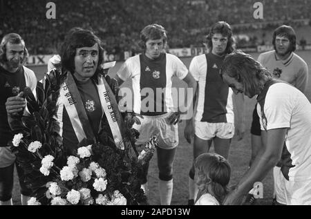 Adieu Sjaak Swart en jeu Ajax contre Tottenham-Hotspur, Swart avec couronne Date: 8 août 1973 lieu: Amsterdam mots clés: Sport, football, footballeurs Nom personnel: Swart, Sjaak Nom institutionnel: Tottenham Hotspur Banque D'Images