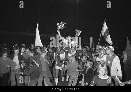 Adieu Sjaak Swart dans le match de prestations Ajax contre Tottenham-Hotspur, Swart est porté sur les épaules Krol et Empereur, Date: 8 août 1973 lieu: Amsterdam mots clés: Sport, football , footballeurs Nom personnel: Keizer, Piet, Krol, Ruud, Swart, Sjaak Nom institutionnel: Tottenham Hotspur Banque D'Images