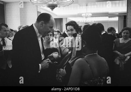 Dîner d'adieu de Begum Ra'ana Liaquat Ali Khan, ambassadeur du Pakistan aux Pays-Bas Date : 6 juin 1961 lieu : Pays-Bas, Pakistan mots clés : dîners, diplomates Nom personnel : Begum Ra 'ana Liaquat Ali Khan Banque D'Images