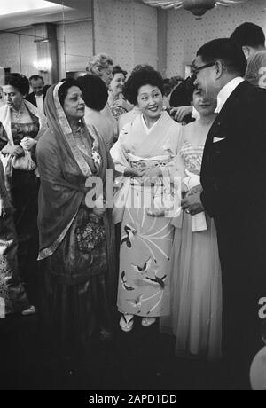 Dîner d'adieu de Begum Ra'ana Liaquat Ali Khan, ambassadeur du Pakistan aux Pays-Bas. Ici Avec Mme Nishimura, Mme Valdez Et Roxas Date: 6 Juin 1961 Lieu: Pays-Bas, Pakistan Mots Clés: Dîners, Diplomates Nom Personnel: Begum Ra'Ana Liaquat Ali Khan, Nishimura, Roxas Banque D'Images