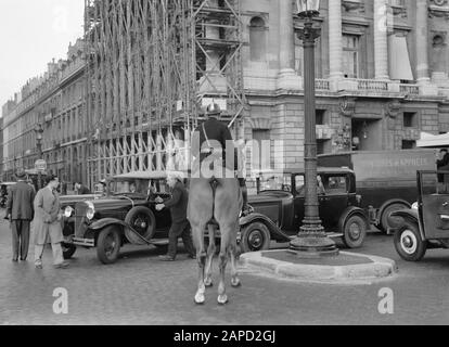 Reportage Paris Description: Agent à cheval lors d'une collision de circulation Sur La Place de la Concorde Date: 1935 lieu: France, Paris mots clés: Voitures, chevaux, police, images de rue Banque D'Images
